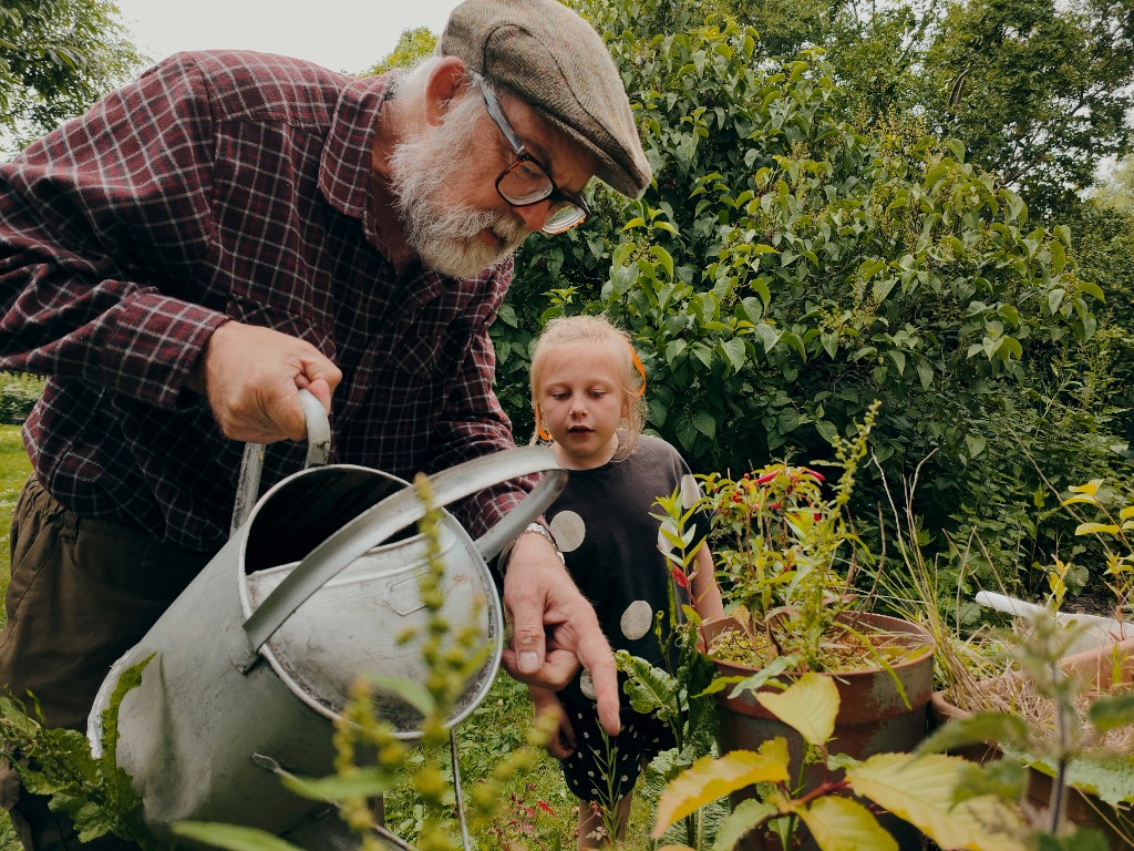 Generationen im Garten - Opa und Kind, Natur und Nähe